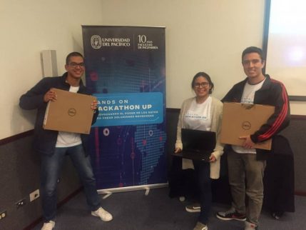 Luis Montalvo y su equipo ganador del primer lugar del Hackaton